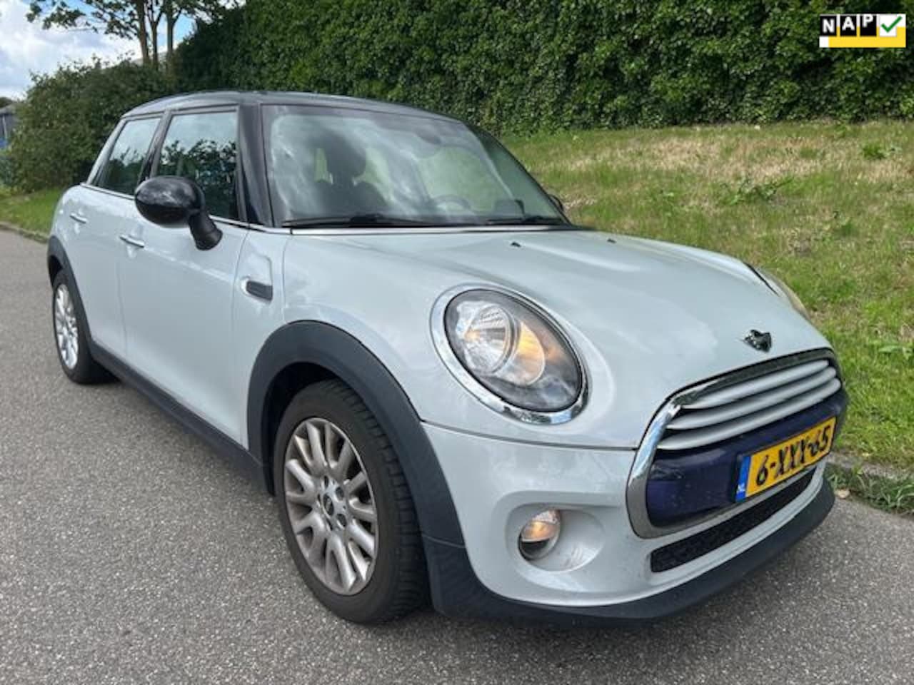 MINI Cooper - Mini 1.5 D - Sportstoelen - Navi - Head up display - AutoWereld.nl