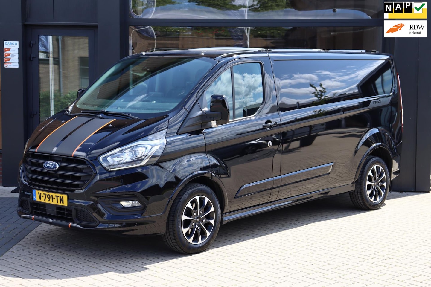 Ford Transit Custom - 310 2.0 TDCI L2H1 Sport | NAP | Eerste Eigenaar | Cruise | Apple Carplay | Camera | Leder - AutoWereld.nl