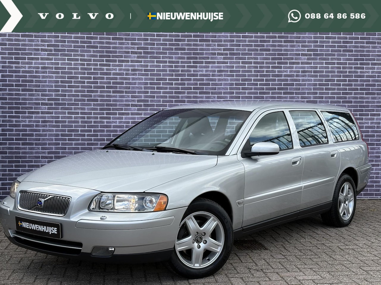 Volvo V70 - 2.4 Momentum | Young timer| Stoelverwarming | Trekhaak | Spoiler | Bluetooth | Nederlandse - AutoWereld.nl