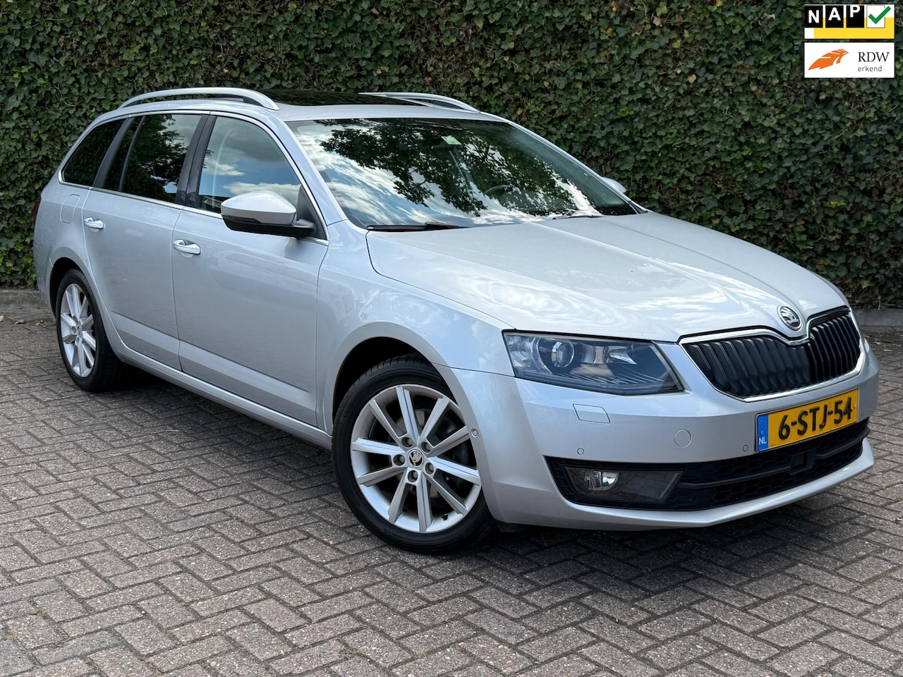 Skoda Octavia Combi - 1.2 TSI | Pano | Navi | Trekhaak | Cruise - AutoWereld.nl