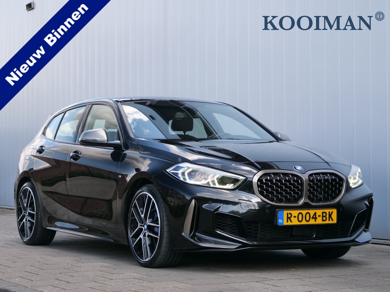 BMW 1-serie - M135i 306pk xDrive High Executive Automaat LED / 19 Inch / Stuurverwarming - AutoWereld.nl