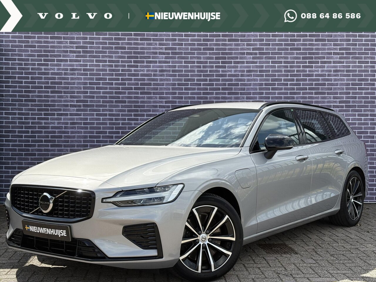 Volvo V60 - 2.0 T6 Plug-in hybrid AWD Plus Dark | Trekhaak | Harman/Kardon | Sport stoelen | Zwarte he - AutoWereld.nl