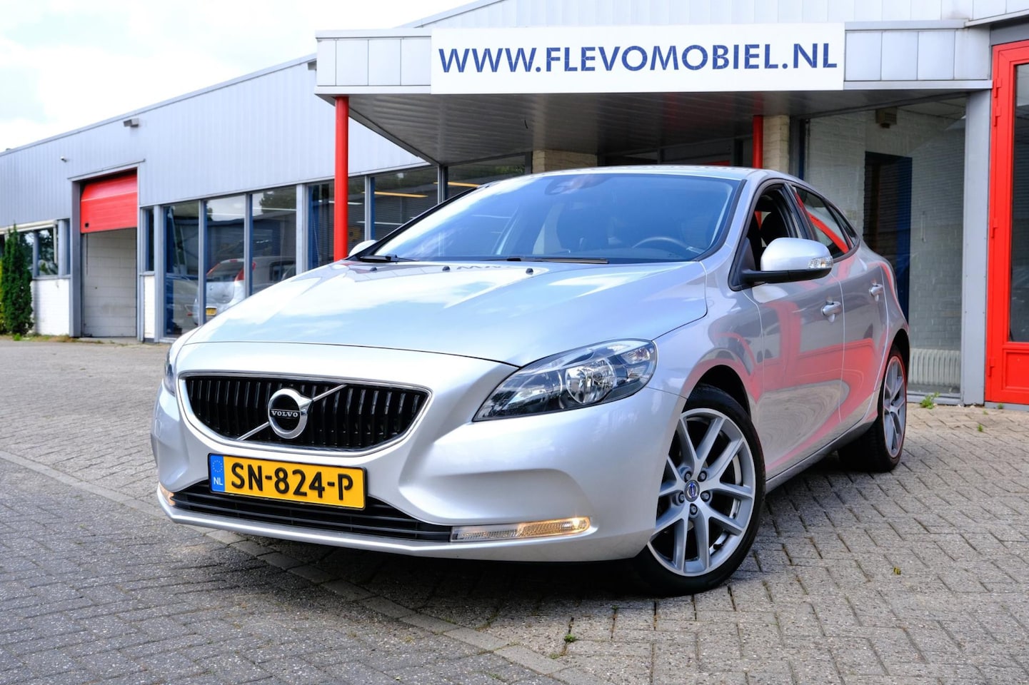 Volvo V40 - 2.0 D2 Kinetic Navi|Airco|LMV - AutoWereld.nl