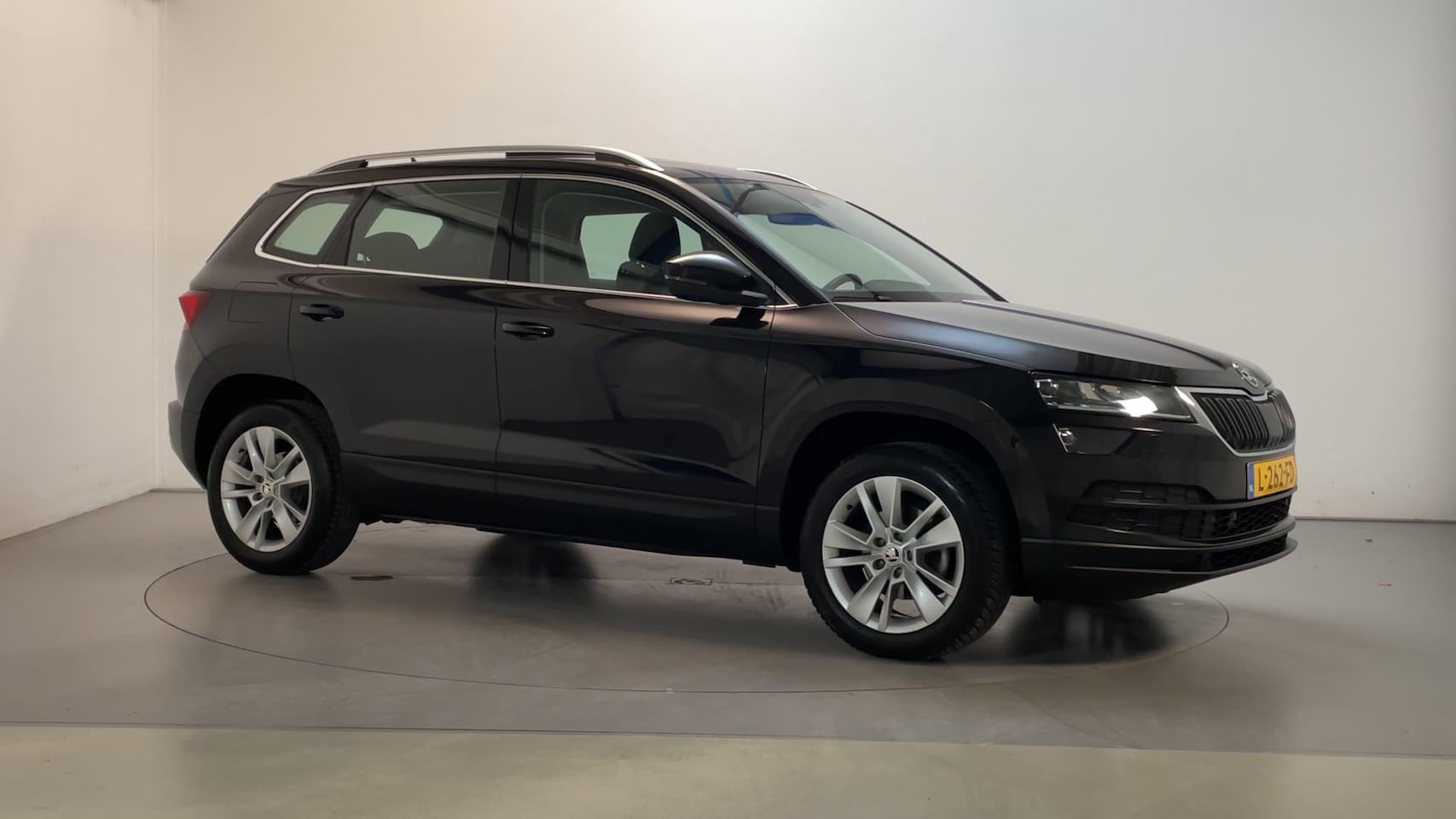 Skoda Karoq - 1.5 TSI 150pk ACT Business Edition Plus LED Panoramadak Camera Navigatie - AutoWereld.nl