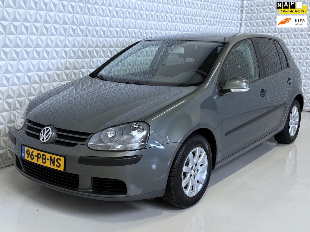 Volkswagen Golf - 1.6 FSI Comfortline in nette staat! 145.000km (2004) - AutoWereld.nl