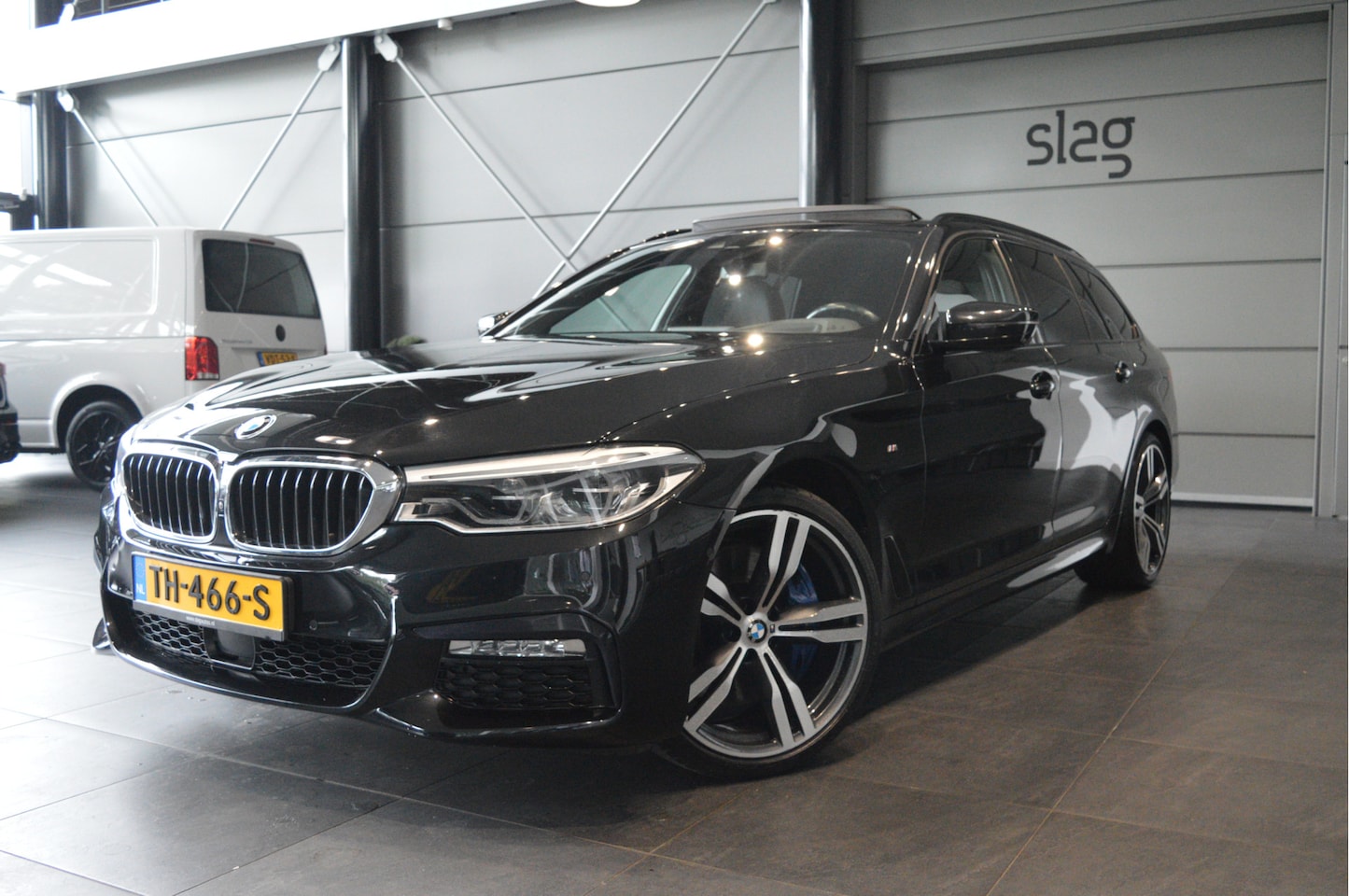 BMW 5-serie Touring - 540i xDrive M-Sport head up pano leer camera 20 inch !! - AutoWereld.nl