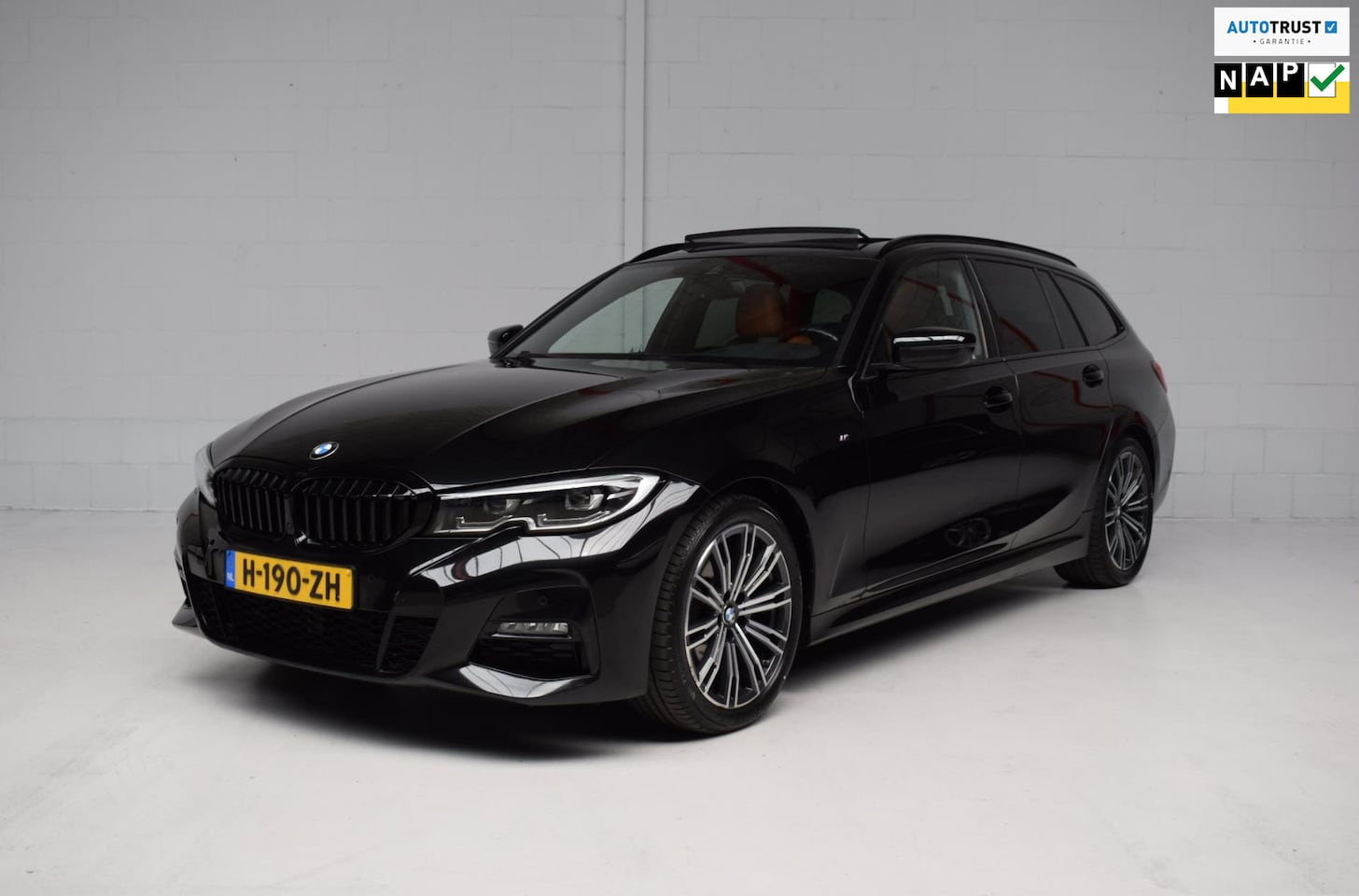 BMW 3-serie Touring - 320d 190PK AUT M-SPORT ORG.NED / PANORAMADAK / CAMERA / LEER / CARPLAY / SFEERVERLICHTING - AutoWereld.nl