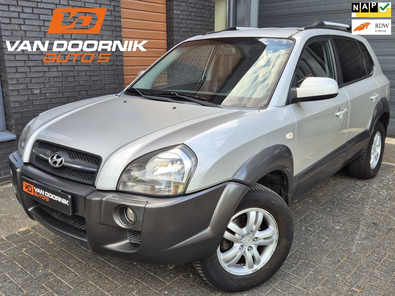 Hyundai Tucson - 2.0i Style Airco/Trekhaak/Nieuwe APK! - AutoWereld.nl
