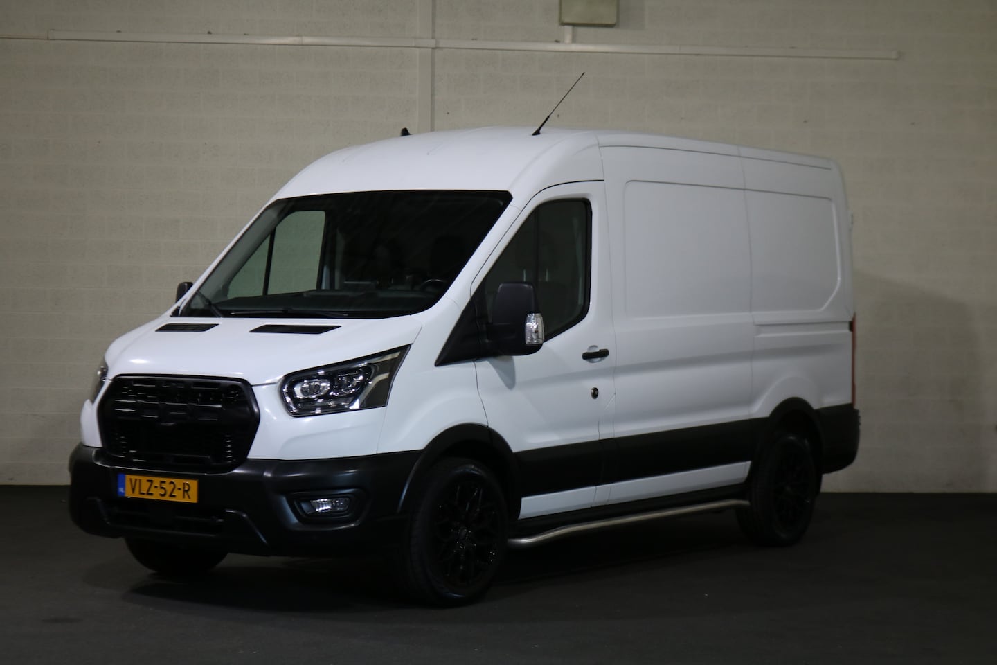 Ford Transit - 2.0 TDCI 130pk Automaat L2 H2 Black Edition - AutoWereld.nl