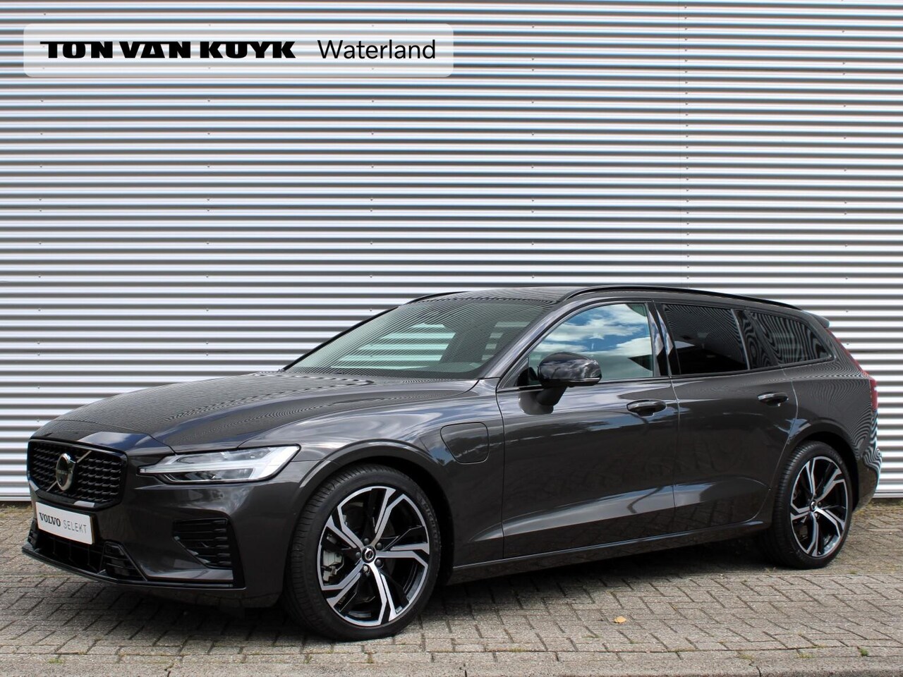 Volvo V60 - 2.0 T6 Plug-in hybrid AWD Plus Dark Automaat / 19" velgen / Harman Kardon / Privacy Glass - AutoWereld.nl