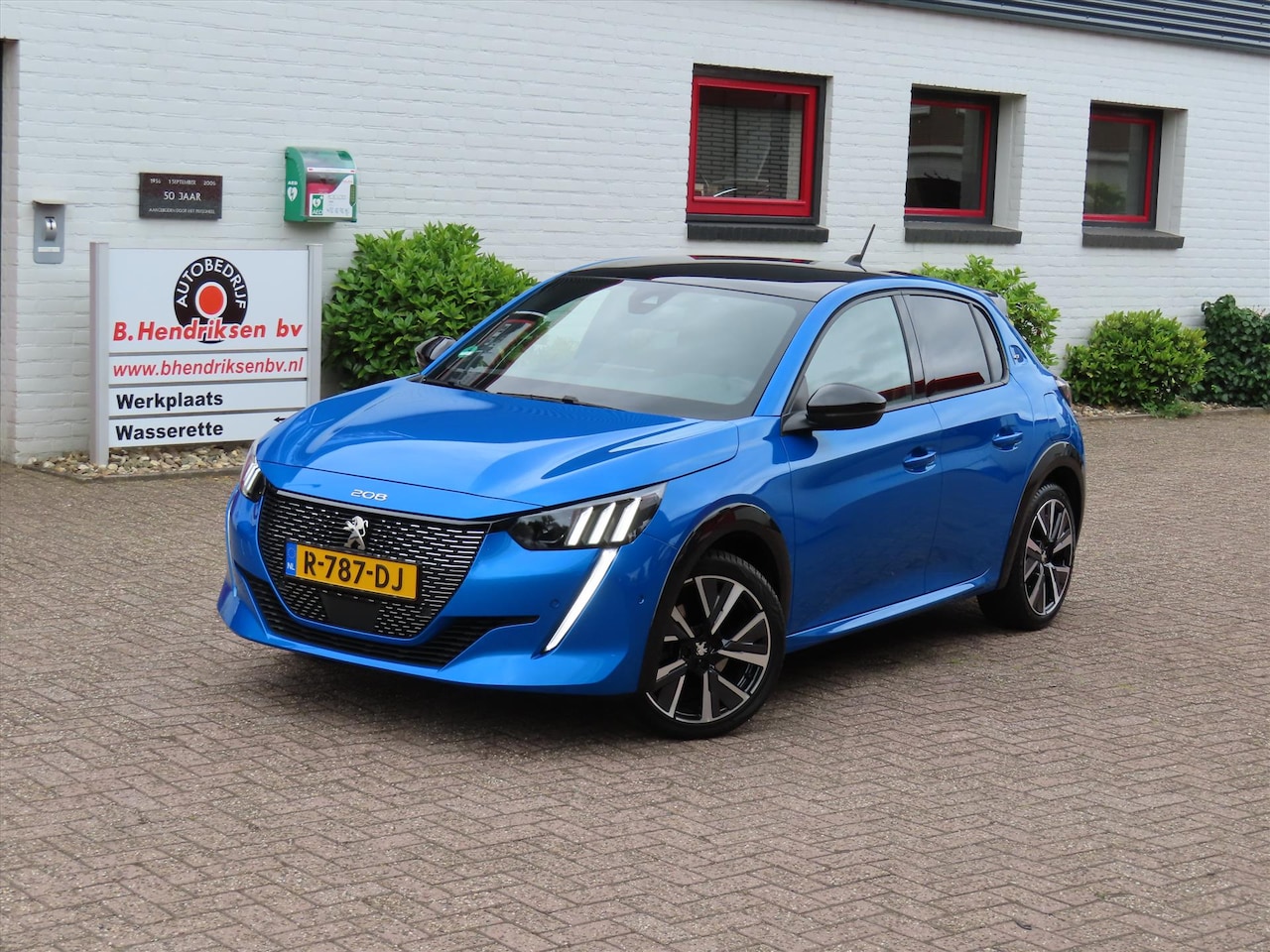 Peugeot 208 - 1.2 PureTech 100pk EAT8 GT/ Panoramadak/ Afneembare trekhaak/ DAB/ Camera/ Keyless/ Adapti - AutoWereld.nl