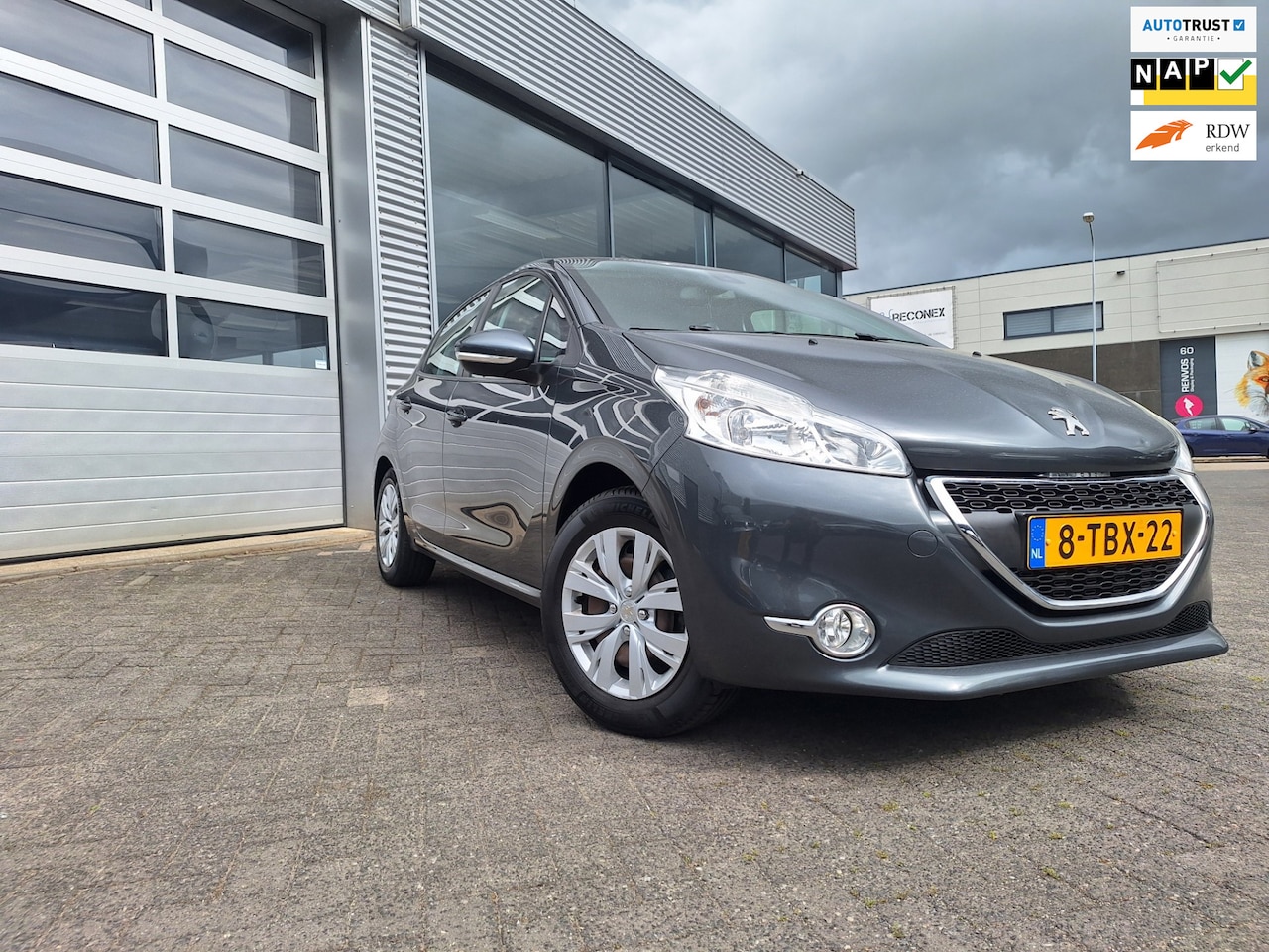 Peugeot 208 - 1.2 VTi Envy*Navigatie*cruise*pdc*Ecc*Dealer onderhouden*Enz - AutoWereld.nl