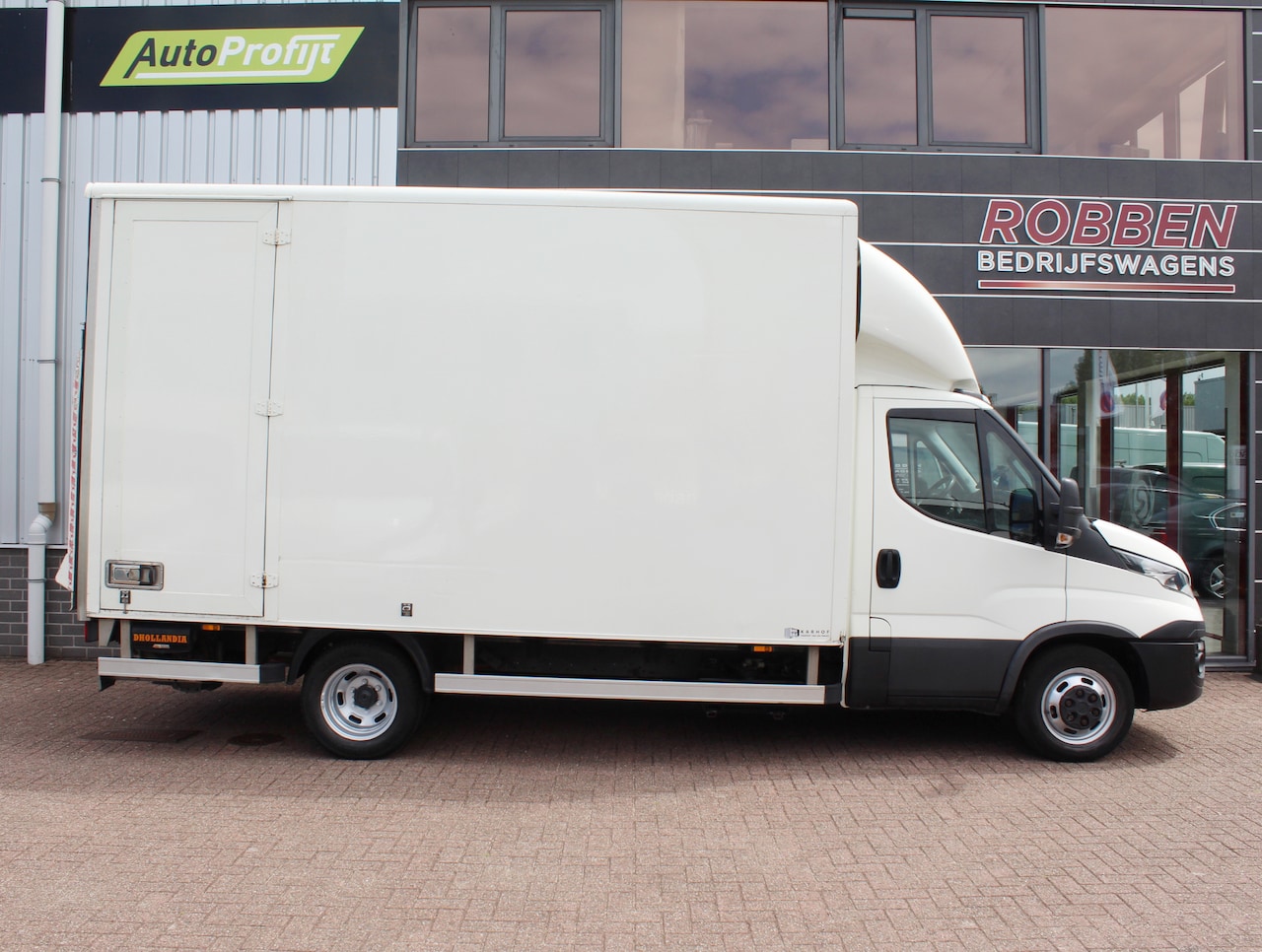 Iveco Daily - 40C18 3.0  410 Bakwagen Aut. Laadklep 1000kg Dubbellucht - AutoWereld.nl