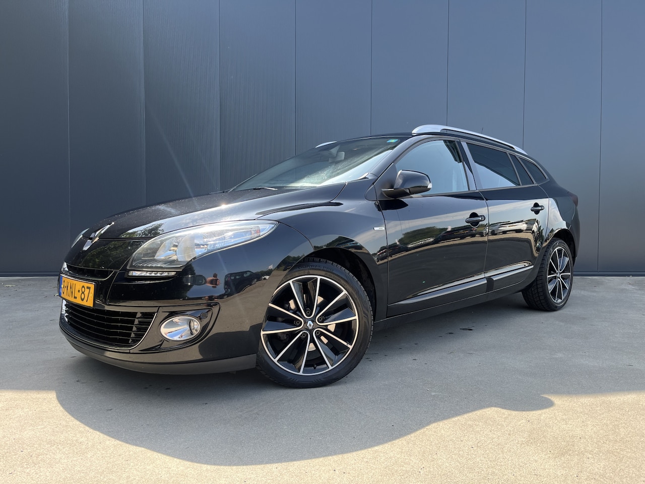 Renault Mégane Estate - 1.2 TCe Bose CAMERA HALF LEER LED NAVI CRUISE ECC TREKHAAK - AutoWereld.nl