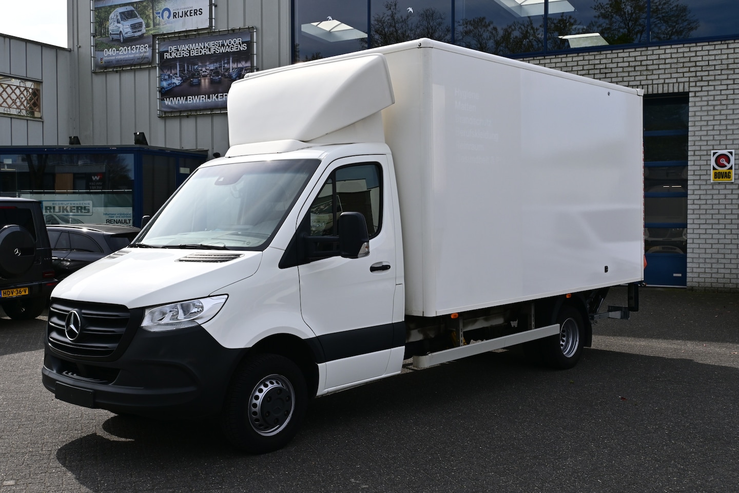 Mercedes-Benz Sprinter - 514 CDI Bakwagen met NIEUWE laadklep Airco, MBUX, Geveerde stoel, Stoelverwarming Nieuwe L - AutoWereld.nl
