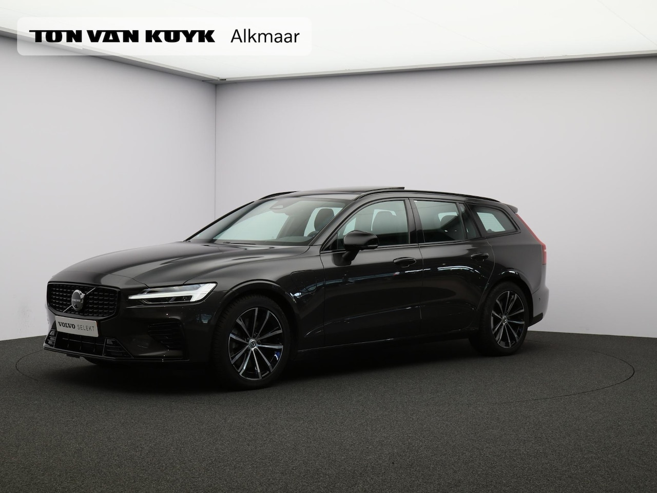 Volvo V60 - T6 AWD Plug-in hybrid Plus Dark / Trekhaak / Pan. dak / 360 camera / Stoel+stuur+voorruit+ - AutoWereld.nl