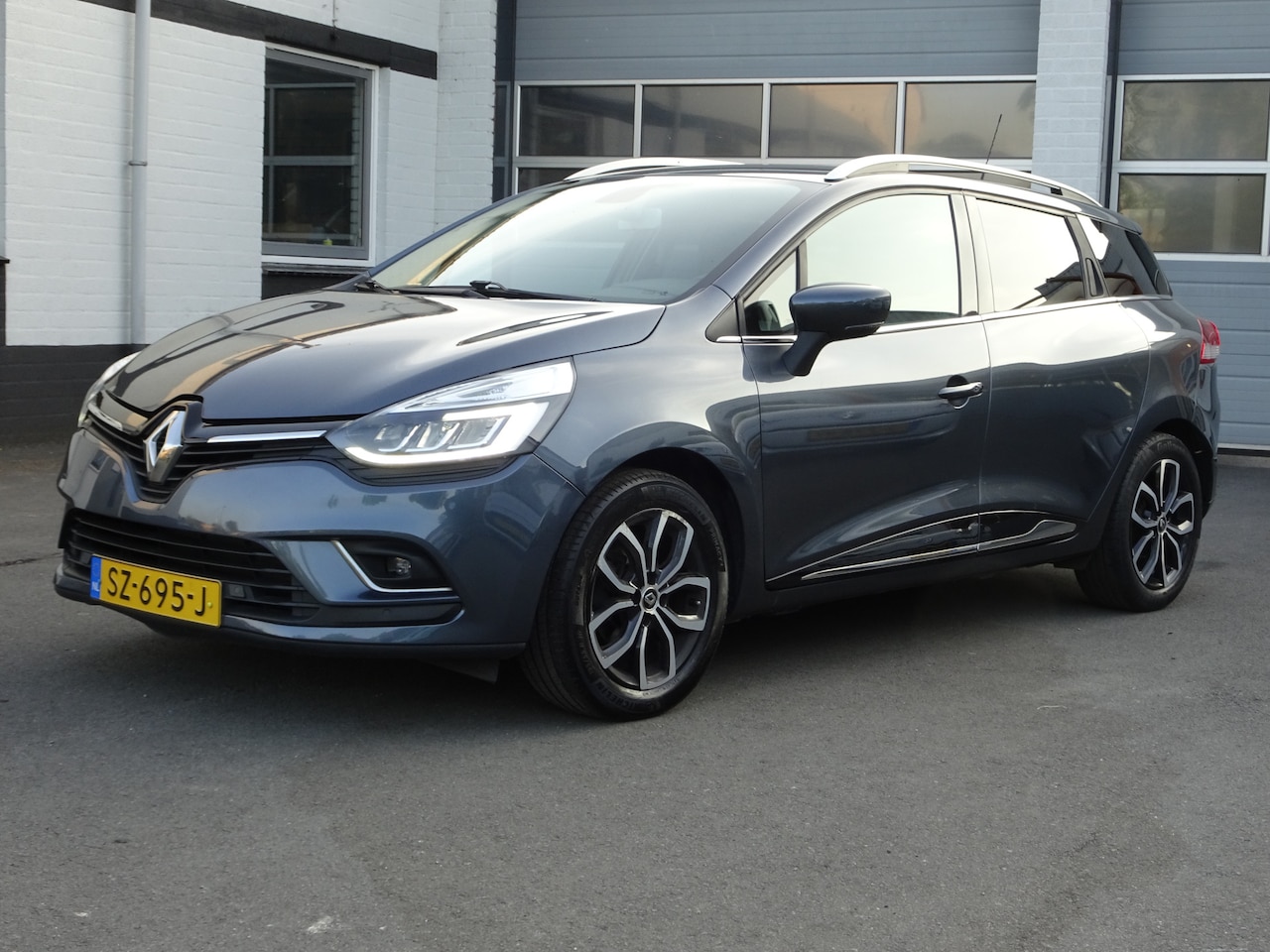 Renault Clio Estate - 0.9 TCe Intens Automatische airco, licht metalen velgen, navigatie, parkeersensoren, cruis - AutoWereld.nl