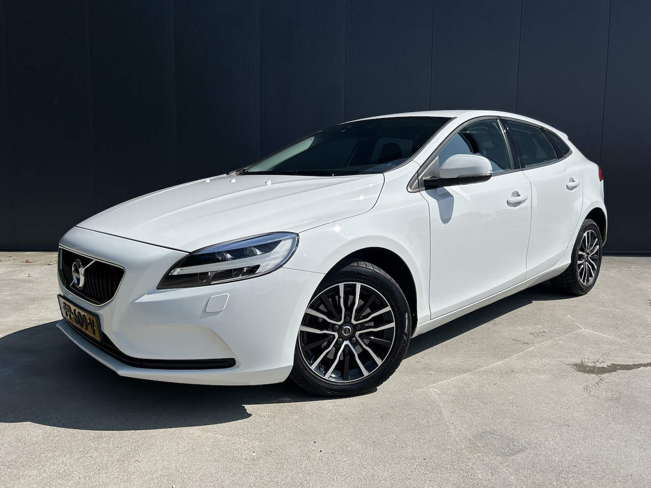 Volvo V40 - 2.0 T2 Nordic+ CAMERA HALF LEER LED NAVI CRUISE ECC - AutoWereld.nl
