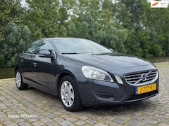 Volvo S60 - 1.6 T3 Kinetic 2e eigenaar lage km airco cruis control navigatie parkeer sensor