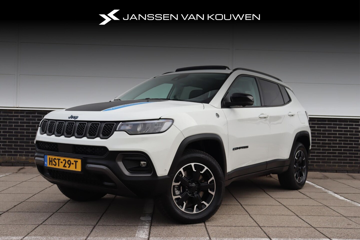 Jeep Compass - 4xe 240 Plug-in Hybrid Electric Trailhawk *Panoramadak * Leder & Memory Stoelventilatie en - AutoWereld.nl