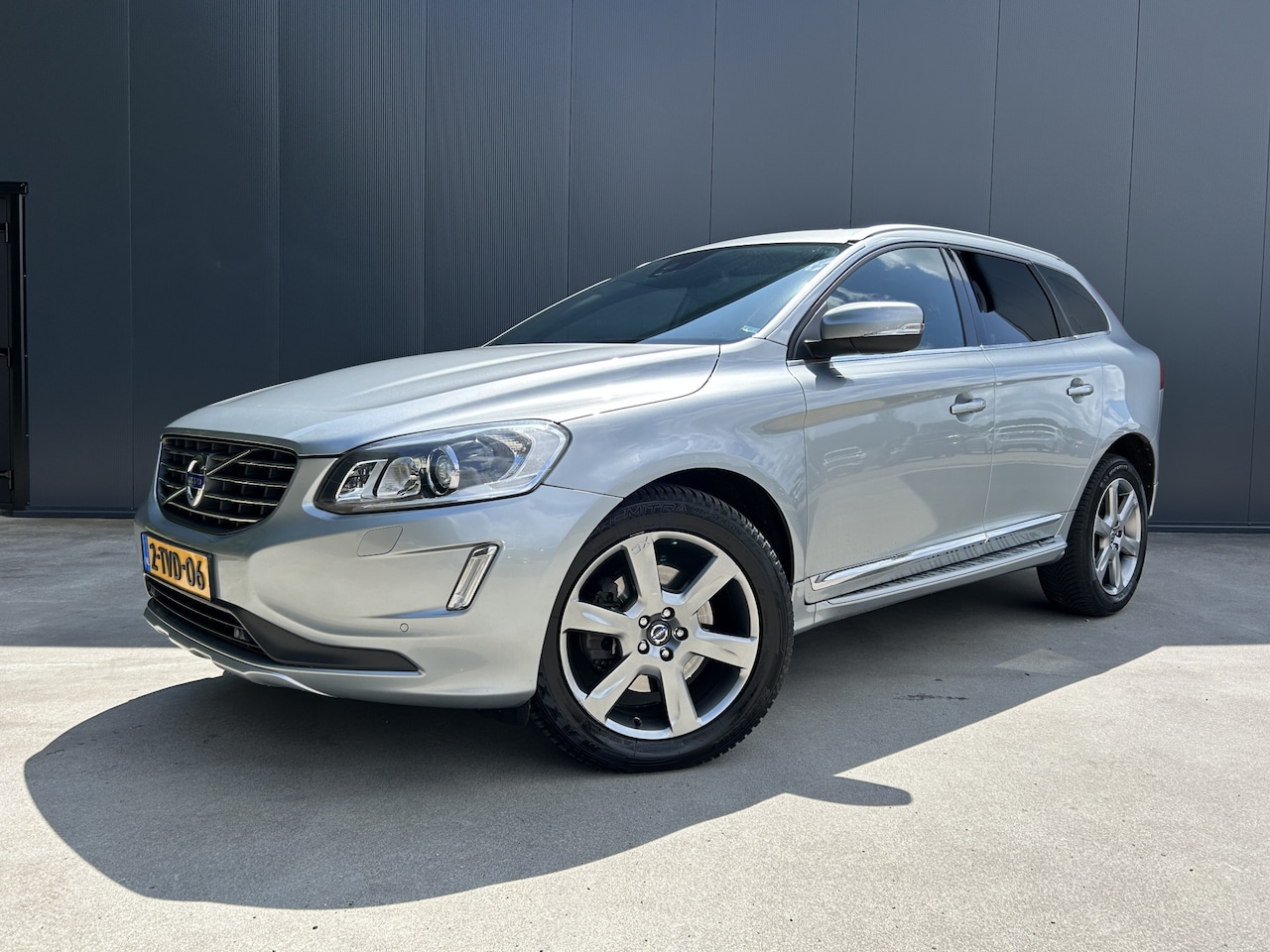 Volvo XC60 - 2.0 D4 Summum LEER NAVI CRUISE ECC TREKHAAK - AutoWereld.nl