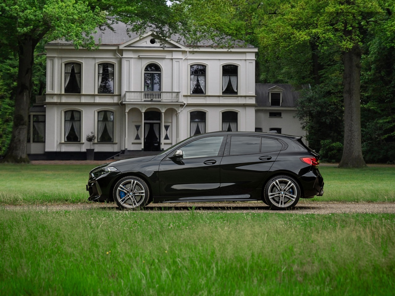 BMW 1-serie - M135i xDrive High Executive | Pano-dak | Sportstoelen - AutoWereld.nl