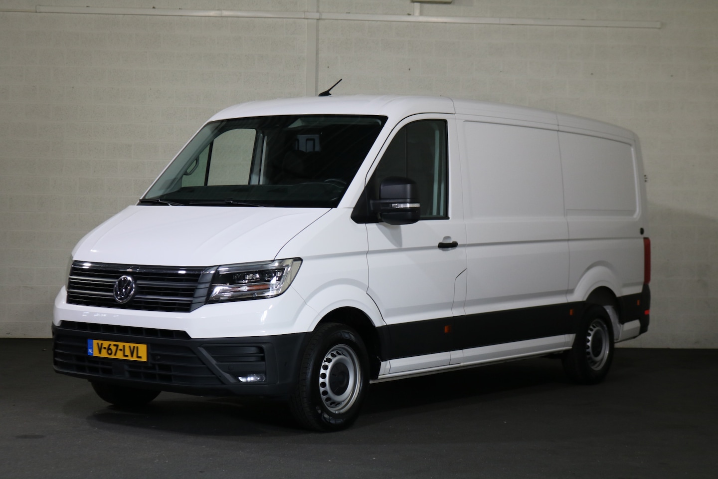Volkswagen Crafter - 2.0 TDI 140pk L3 H2 Automaat Navigatie Camera Led - AutoWereld.nl