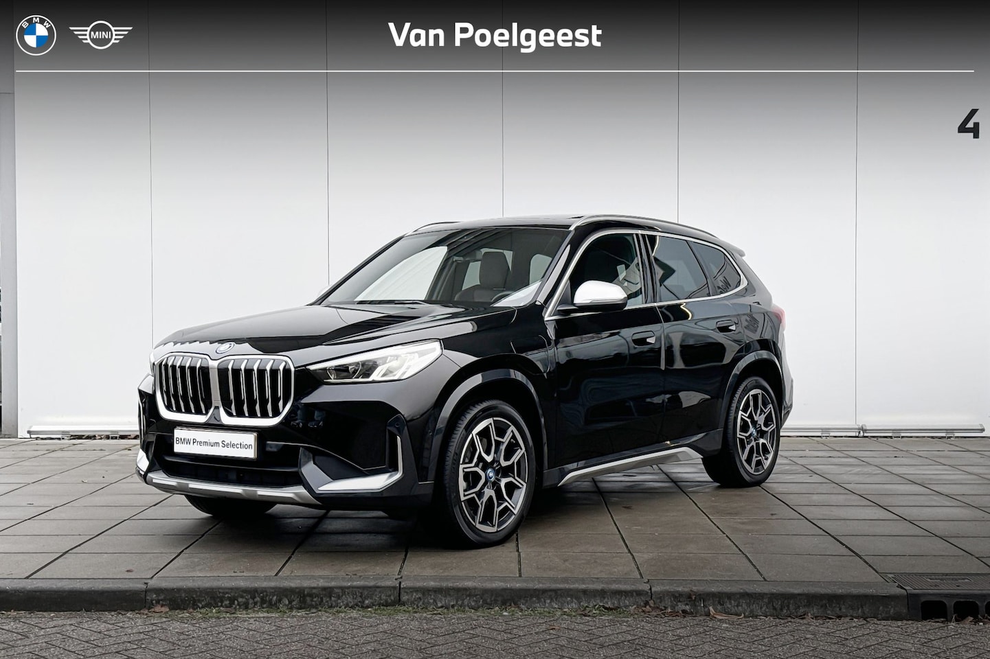 BMW X1 - xDrive25e X-Line / Glazen Schuifdak / Getinte Ramen Achter / Harman Kardon / 19 Inch / Sel - AutoWereld.nl