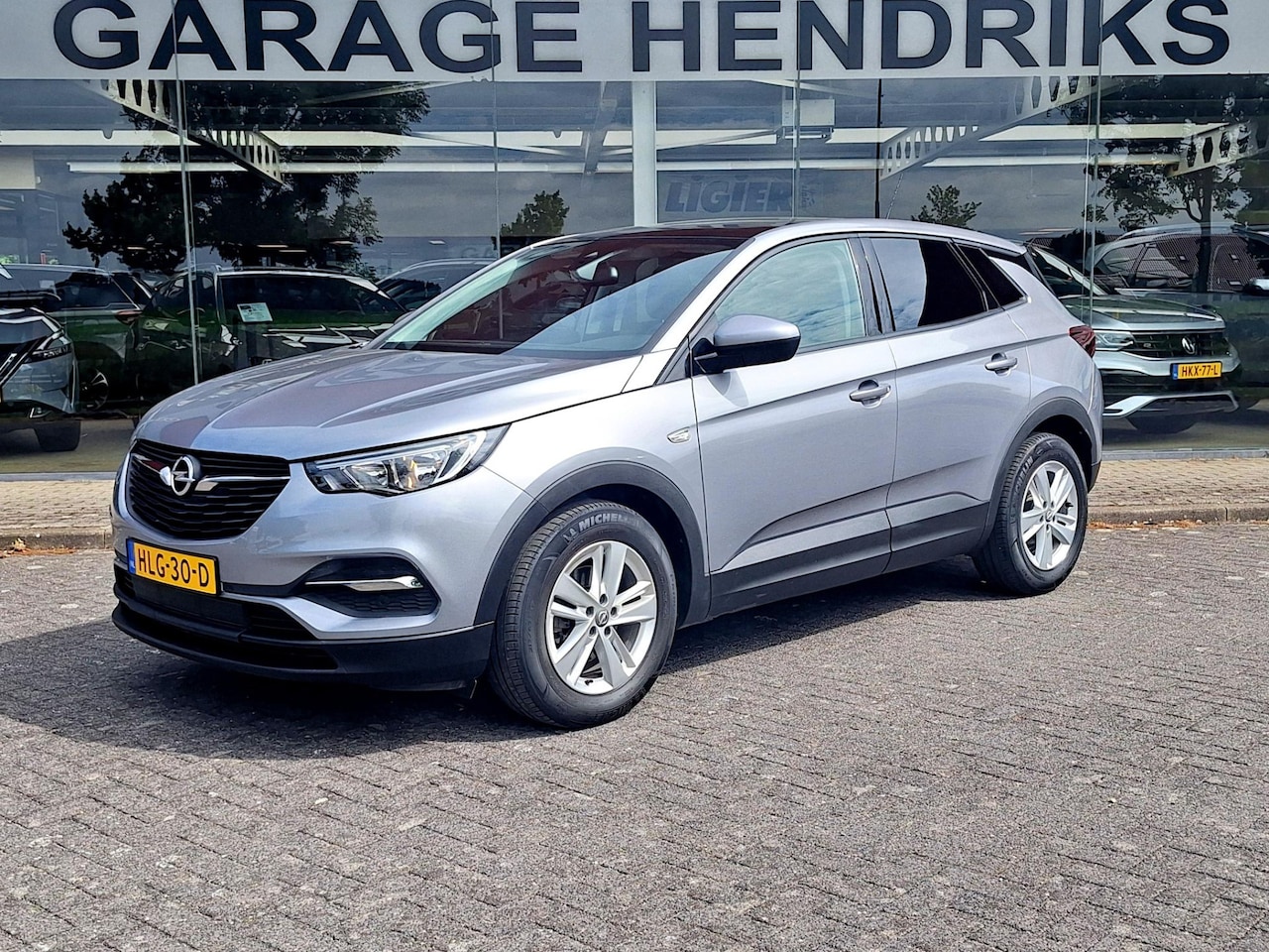 Opel Grandland X - 1.2 Turbo Innovation | Lage kmstand! | Panodak | Apple Carplay Navi | Climate | (occasion) - AutoWereld.nl
