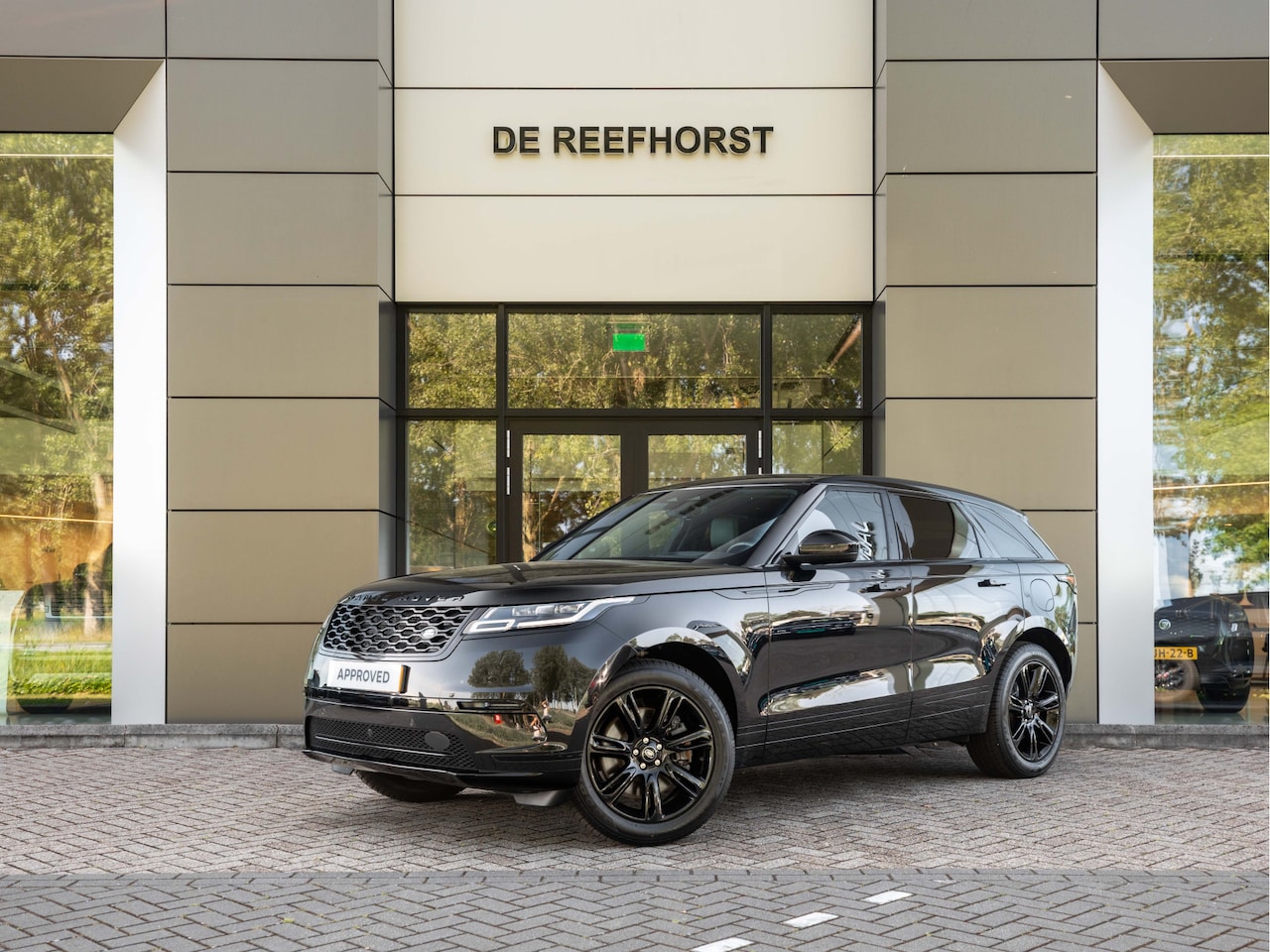 Land Rover Range Rover Velar - P400e | Black on Black | Panoramadak | Head-Up Display | Meridian | 24 maanden garantie - AutoWereld.nl