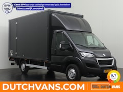 Peugeot Boxer - 2.2BlueHDi 165PK Bakwagen+Laadklep | Airco | Cruise | Zijdeur | Dakspoiler | 3-Persoons |