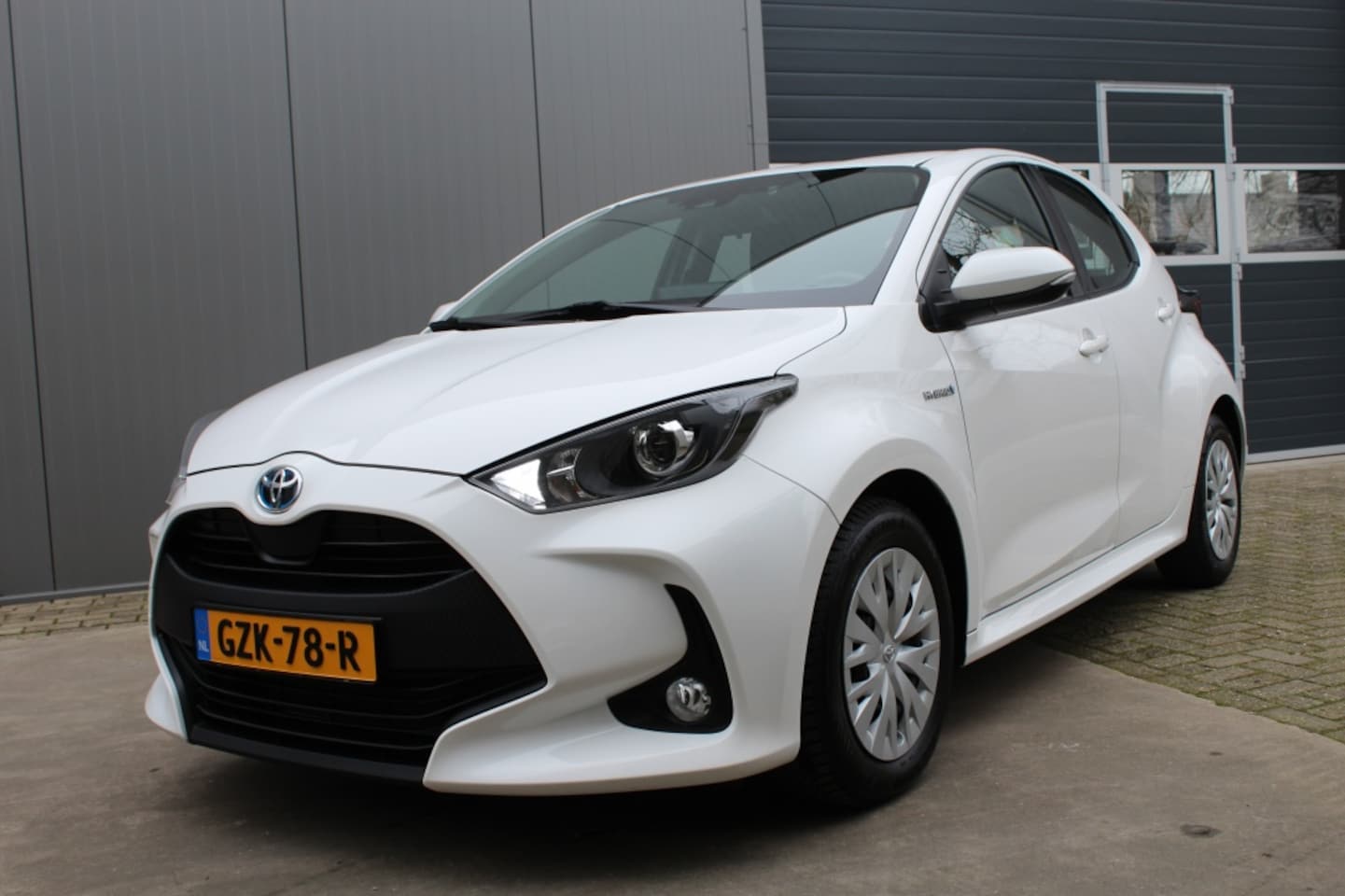 Toyota Yaris - 1.5 Hybride Active Comfort (Mistlampen/PCS/Keyless/Navigatie) - AutoWereld.nl