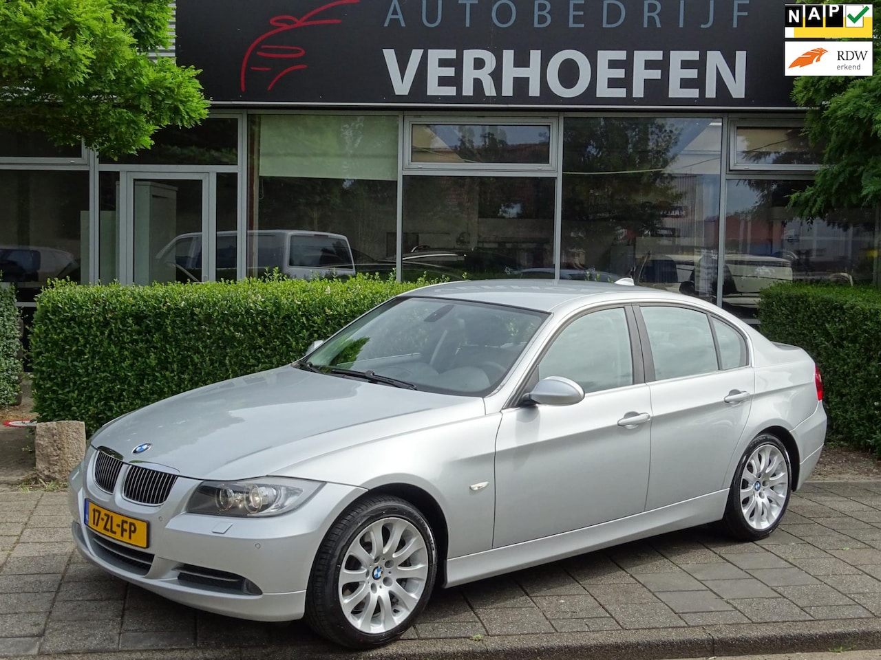 BMW 3-serie - 330i Executive - AUTOMAAT - LEDER - XENON - NAVIGATIE - VOL ONDERHOUD AANWEZ - PDC - CLIMA - AutoWereld.nl