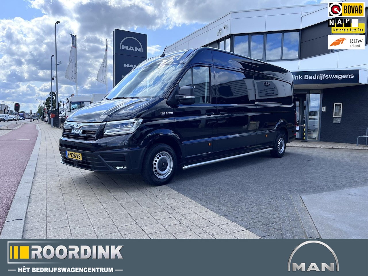 MAN TGE - 3.180 L4H3 Alarm, Bearlock, extra linkerdeur, sidebars, trekhaak en 2 x opstap - AutoWereld.nl