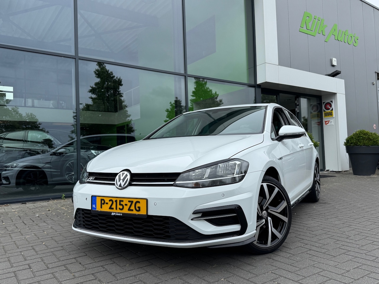 Volkswagen Golf - 1.0 TSI R-Line * Navigatie * Adaptieve Cruise Control * PDC 2X - AutoWereld.nl