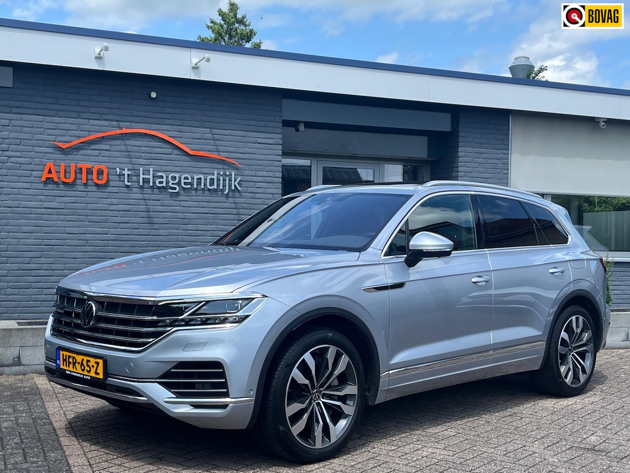 Volkswagen Touareg - 3.0 TSi eHybrid 4MOTION pano trekh 1EIG nieuwstaat - AutoWereld.nl