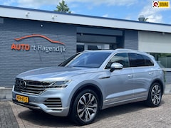 Volkswagen Touareg - 3.0 TSi eHybrid 4MOTION pano trekh 1EIG nieuwstaat