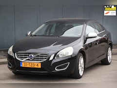 Volvo S60 - 1.6 T3 Kinetic navigatie/Parkeersensor/17"inch lmv/Apk 05-2026