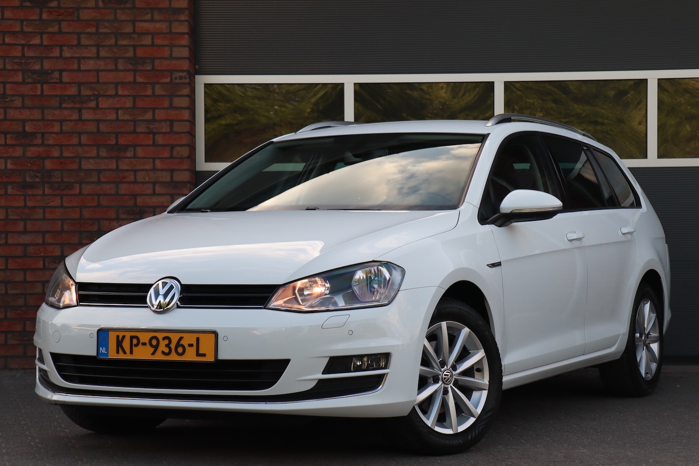 Volkswagen Golf Variant - 1.2 TSI Lounge, DSG, Trekhaak, rijklaar - AutoWereld.nl