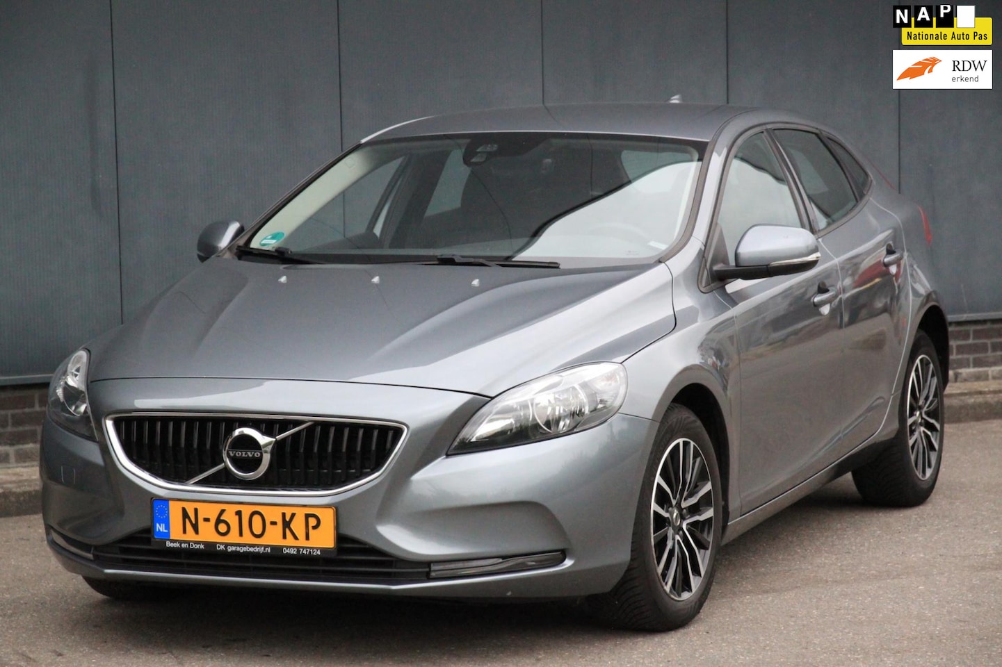 Volvo V40 - 2.0 D2 Momentum Leer/Stoelverwarming/Navigatie/Parkeersensor - AutoWereld.nl