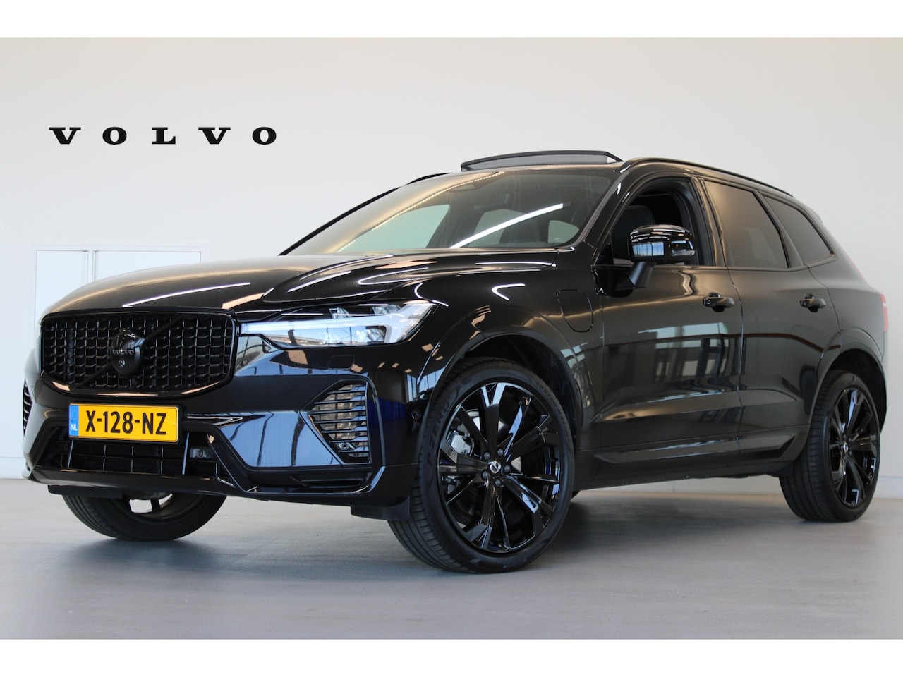 Volvo XC60 - T6 350PK AWD Ultra Black Edition | Luchtvering | 360º view | HUD | HK Audio | Adapt LED - AutoWereld.nl