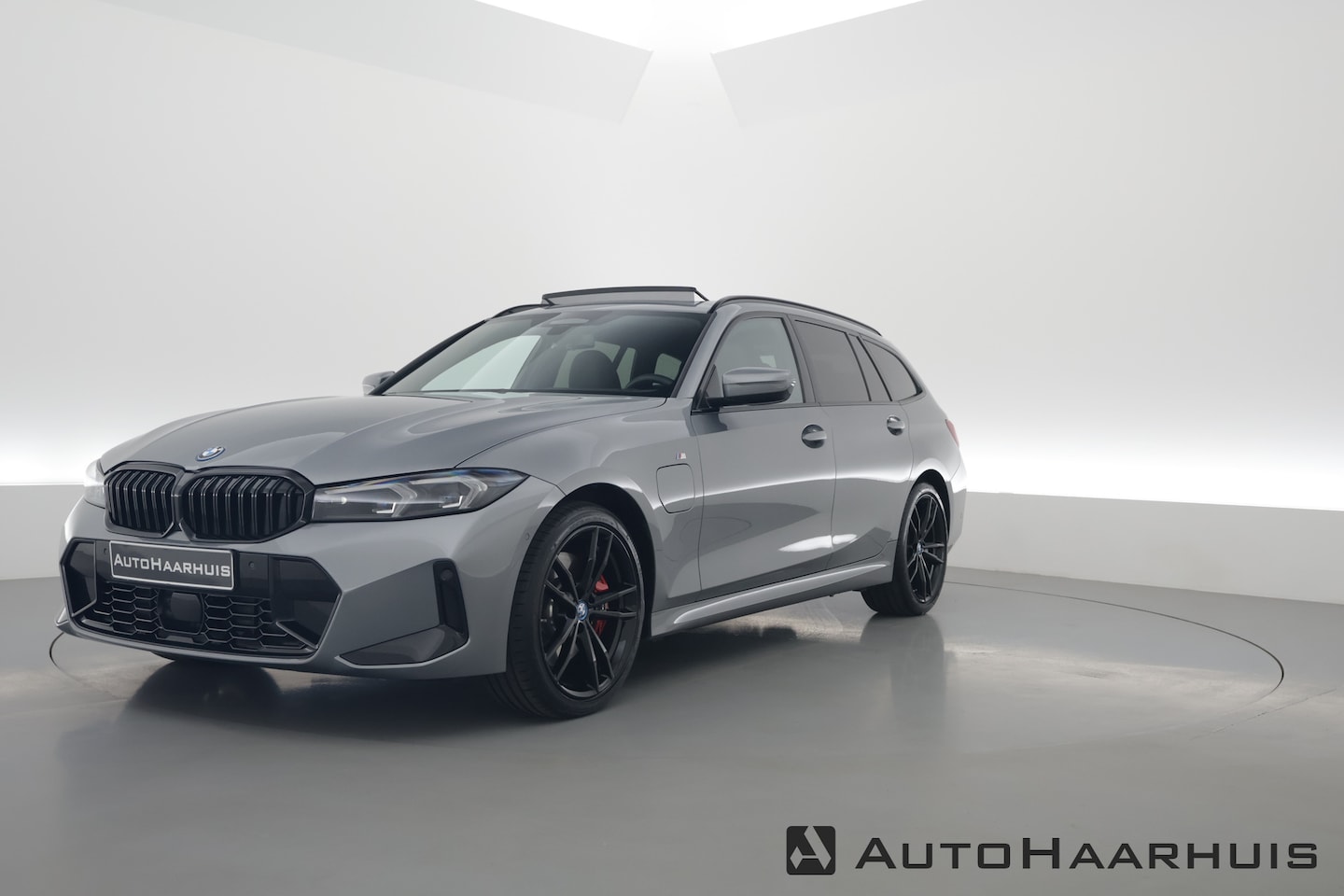 BMW 3-serie Touring - 330e M Sport | Pano | HUD | Carbon int. | 19'' | Adapt. Cruise | Elek. Stoelen - AutoWereld.nl