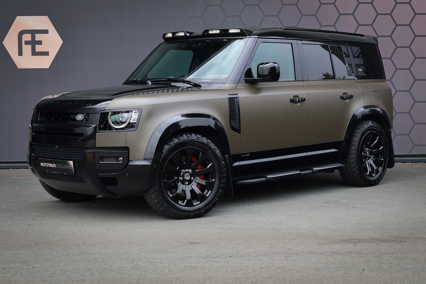 Land Rover Defender 110 - P400e 110 X URBAN STOELVERWARMING & VERKOELING | ADAPTIVE | TREKHAAK | STUURVERWARMING | U - AutoWereld.nl