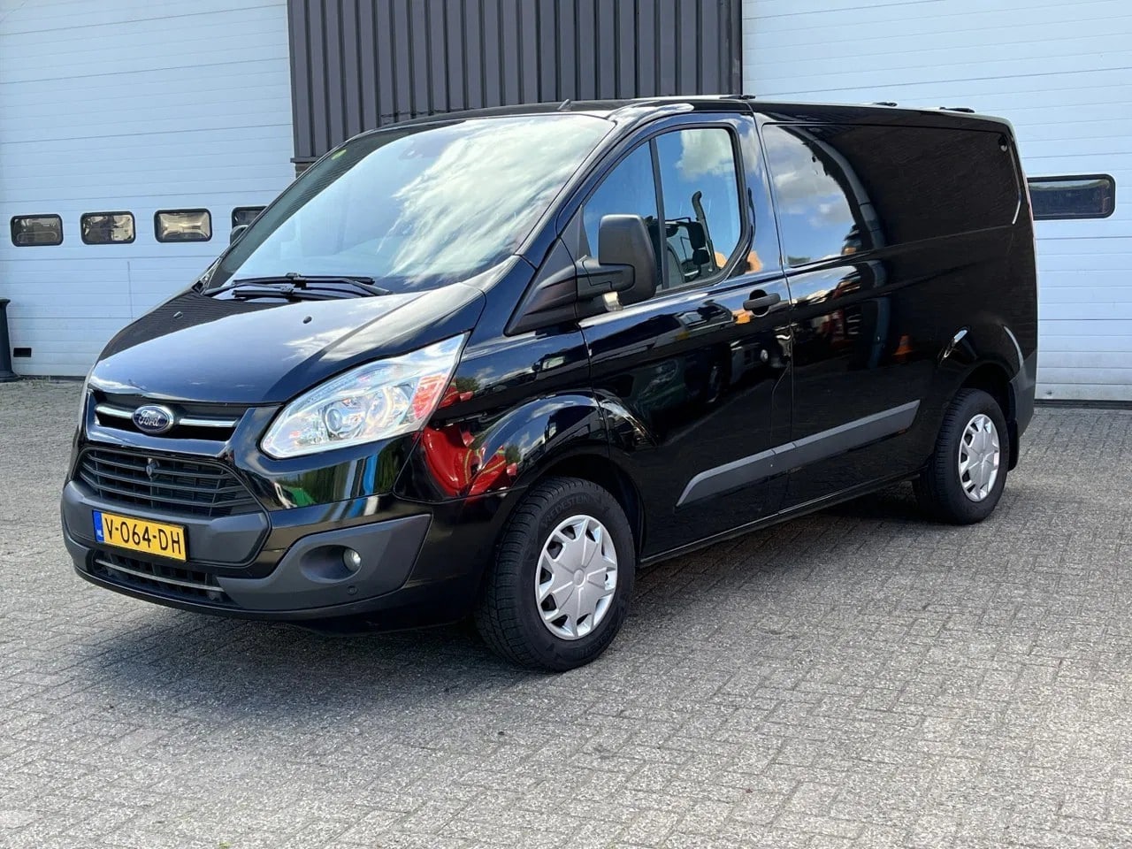 Ford Transit - Custom 270 2.0 TDCI L1H1 Trend / Airco / Navi / Camera / 3 zitplaatsen - AutoWereld.nl