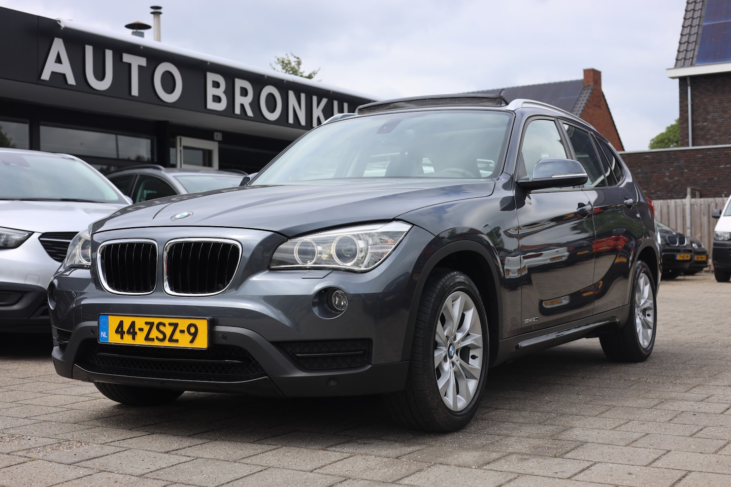 BMW X1 - SDRIVE20i | AUTOMAAT | PANO | NAVI | TREKHAAK - AutoWereld.nl