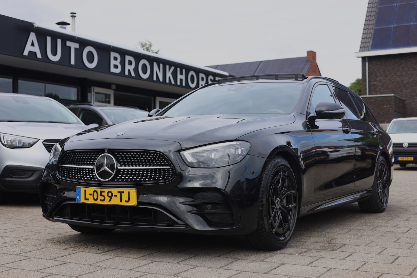 Mercedes-Benz E-klasse Estate - 300 AMG LINE | PANO | BURMESTER | TREKHAAK - AutoWereld.nl