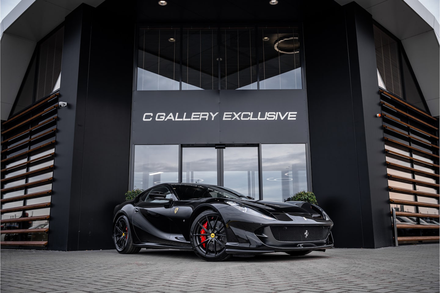 Ferrari 812 Superfast - 6.5 V12 HELE - Passenger Display | Lift l Black on Black - AutoWereld.nl