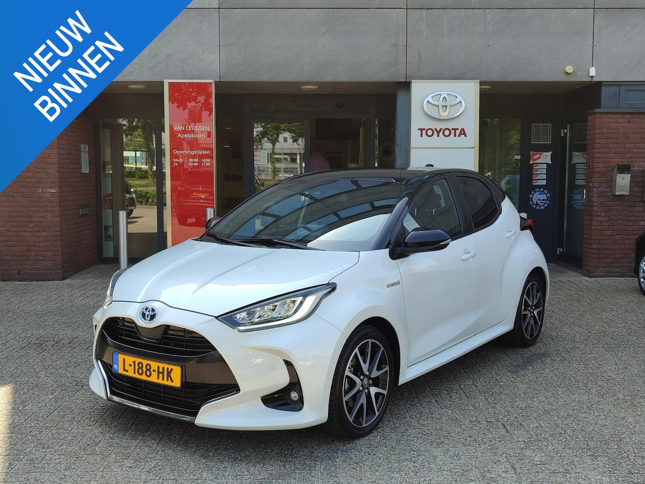 Toyota Yaris - 1.5 HYBRID EXECUTIVE PANODAK JBL-AUDIO PARKSENSOREN V+A HEAD-UP NAVI BLIND-SPOT STOEL/STUU - AutoWereld.nl