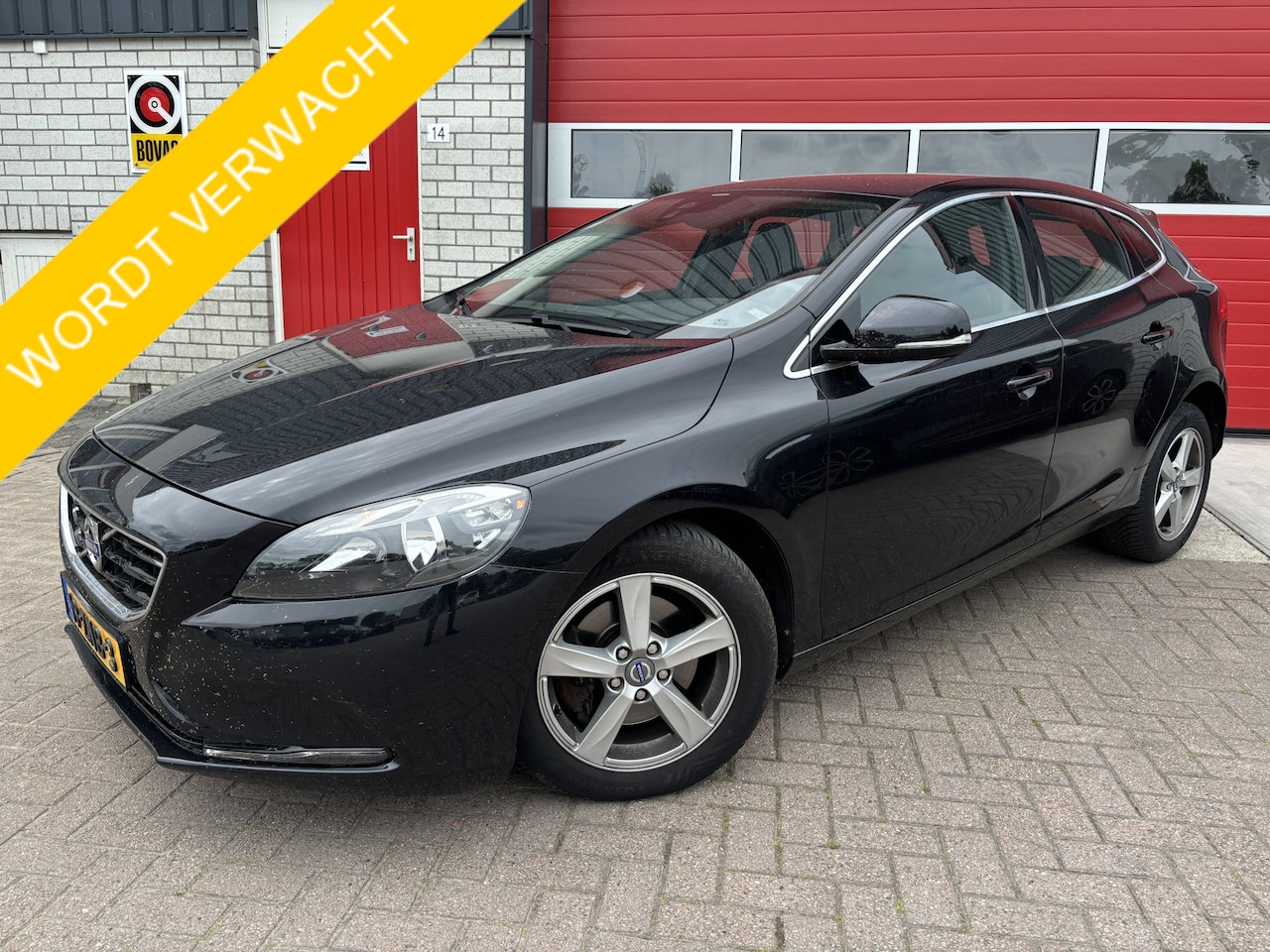 Volvo V40 - 1.6 T4 180PK Momentum AUTOMAAT / TREKHAAK / D-RIEM VV / NAVI / CLIMA / PDC / CAMERA / NAVI - AutoWereld.nl