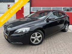 Volvo V40 - 1.6 T4 180PK Momentum AUTOMAAT / TREKHAAK / D-RIEM VV / NAVI / CLIMA / PDC / CAMERA / NAVI
